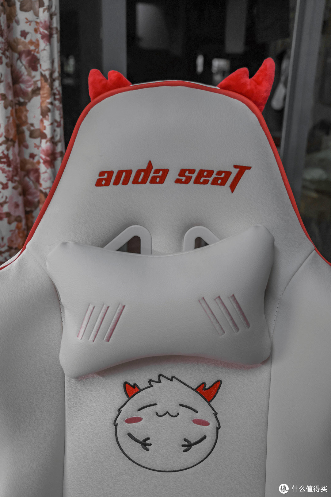 「山姆值得买」这是一款拥有个性化文化符号的电竞椅