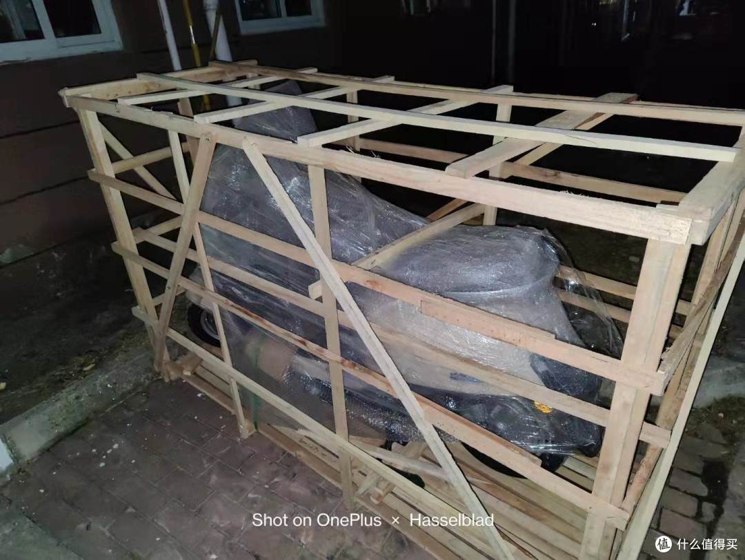 包装是木架和纸箱包装,包装非常的结实~除了电动车之外标配了其他零件