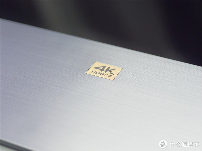 在金属电动滑门的上方，可以找到醒目的“4K HDR以及830万像素”金漆logo标识