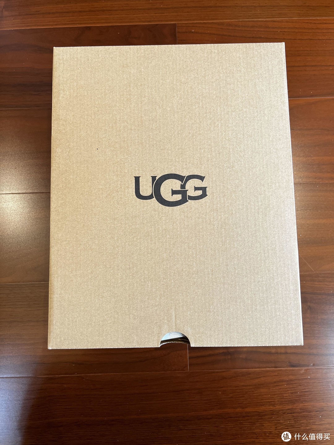鞋盒很简单,上面值友ugg三个字!