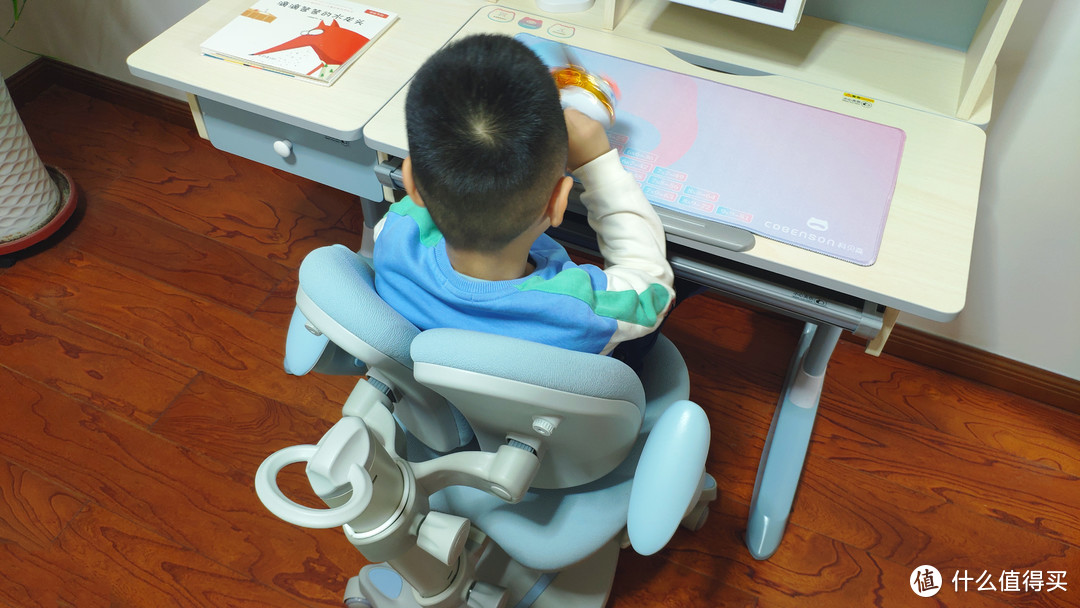 长情陪伴孩子成长，环保实用，科贝森儿童学习桌椅从安装到使用