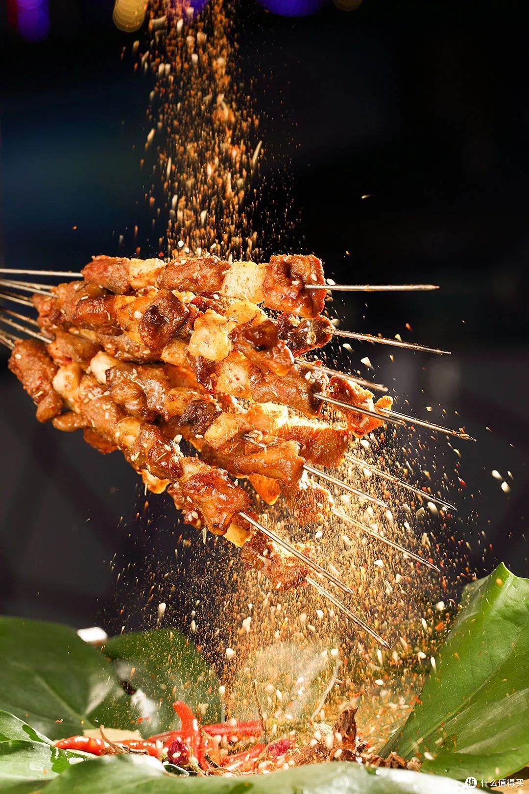 撒上辣椒粉的羊肉串香辣浓郁,令人欲罢不能 08图虫创意