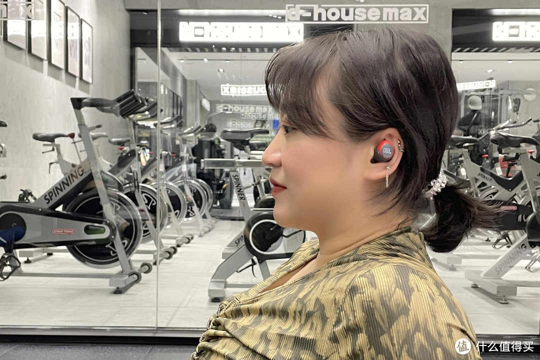 小姐姐健身佩戴 JBL X600 TWS蓝牙耳机的感受分享
