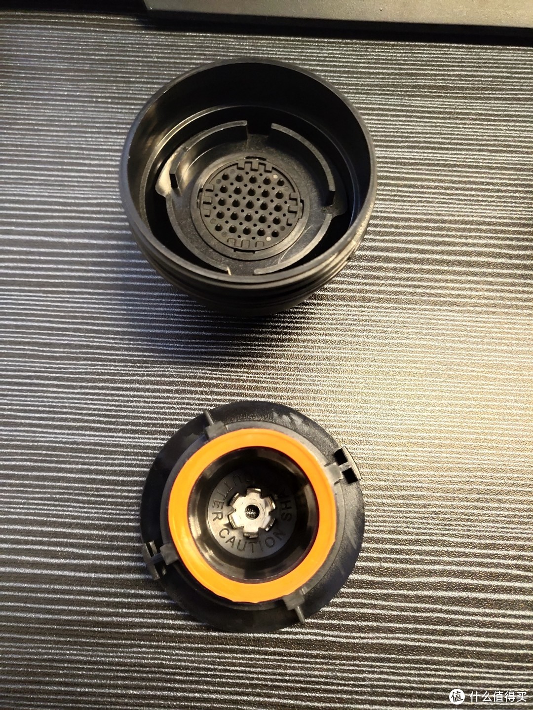 上：咖啡胶囊滤网      下：咖啡胶囊阀