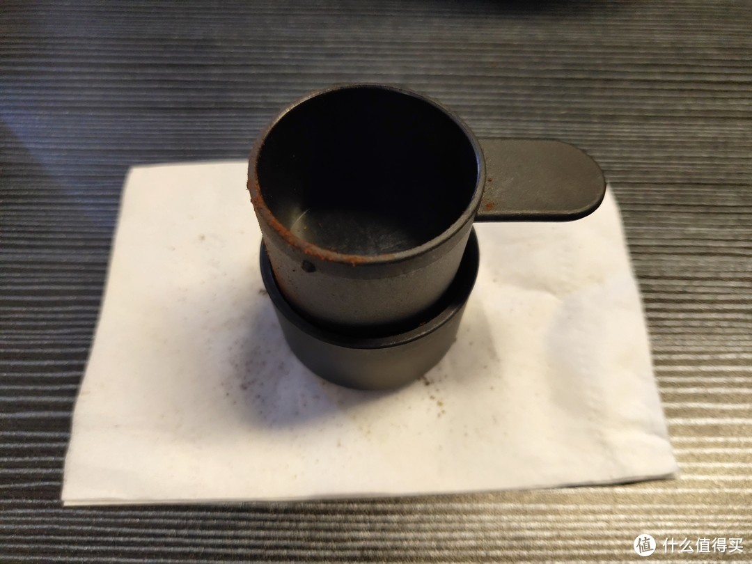 用咖啡粉勺压实咖啡粉
