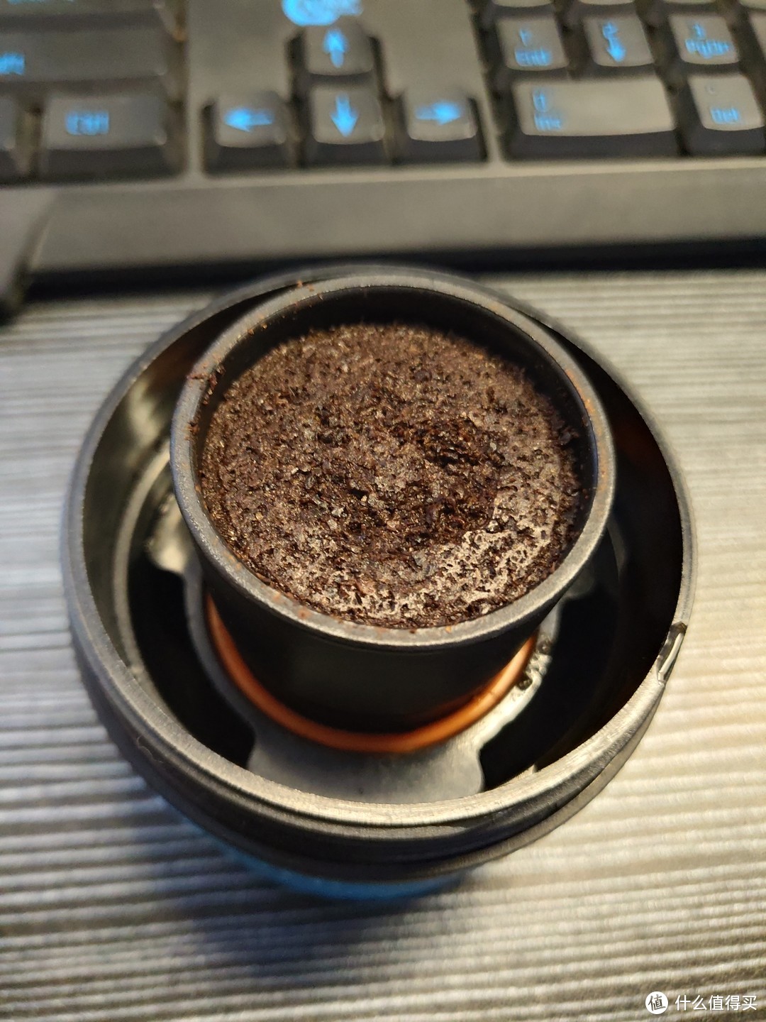 萃取后的咖啡粉杯里面的咖啡粉，被压的实实的硬硬的