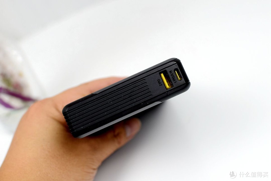 AOHI3万毫安时100W充电宝：能为笔记本电脑充电的充电宝