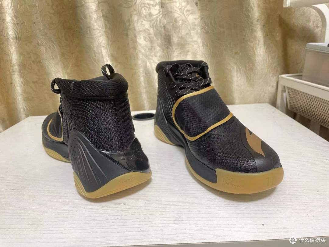 黑金的配色里面金色不够亮,黑色不够黑,完全没有黑金配色的力量感.