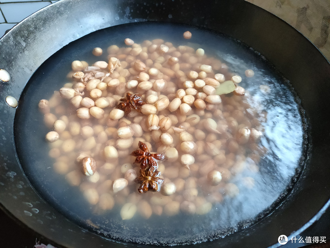 做水煮花生米，最忌直接下锅煮，凉菜摊的做法教给你，脆爽入味