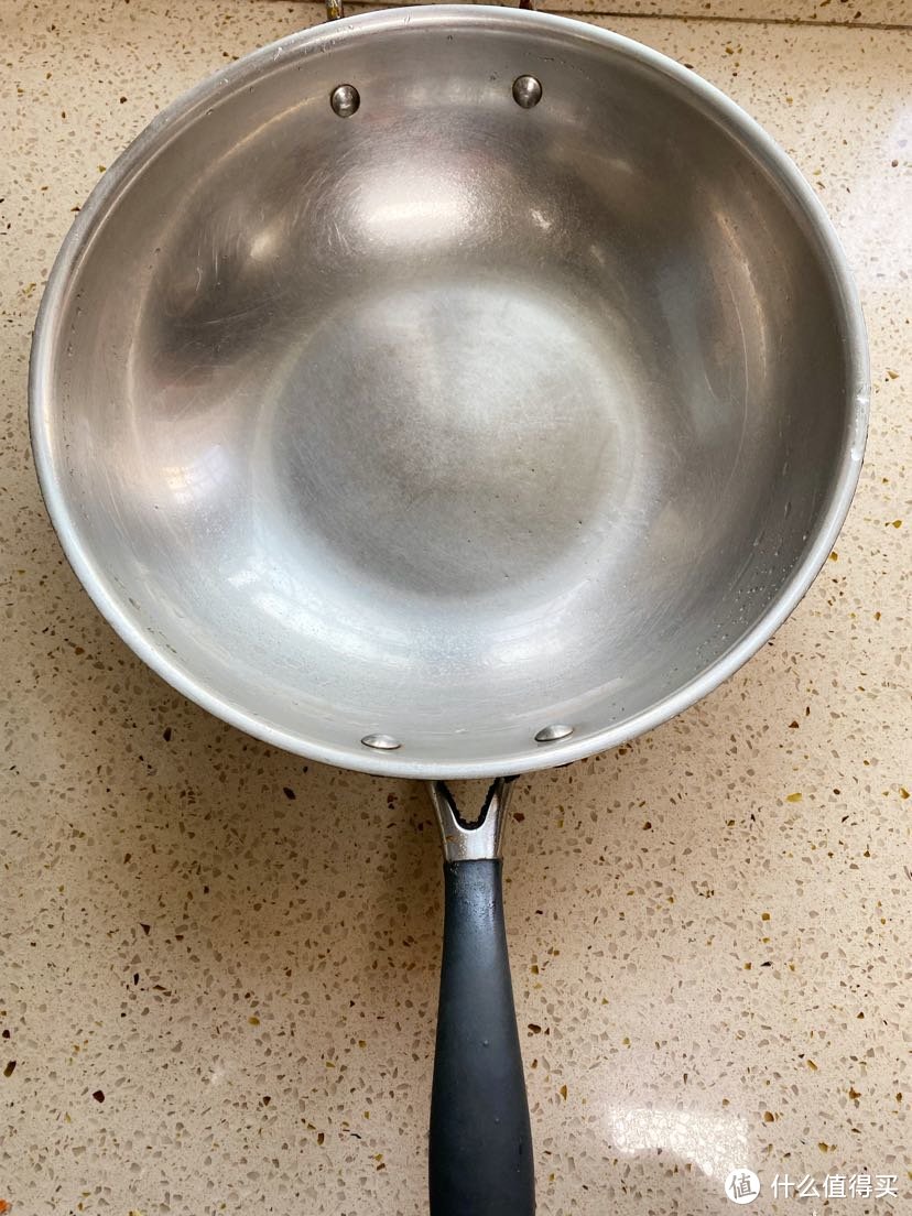 家里的不锈钢炒锅，用了快8年了，锅壁厚点加热更均匀