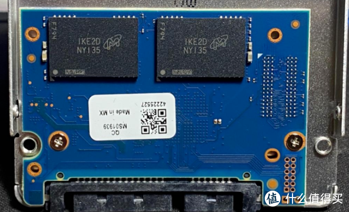 4T MX500的PCB板只有全盘一半不到的面积，用料之省可见一斑。而BX500甚至连个铝壳都不舍得配