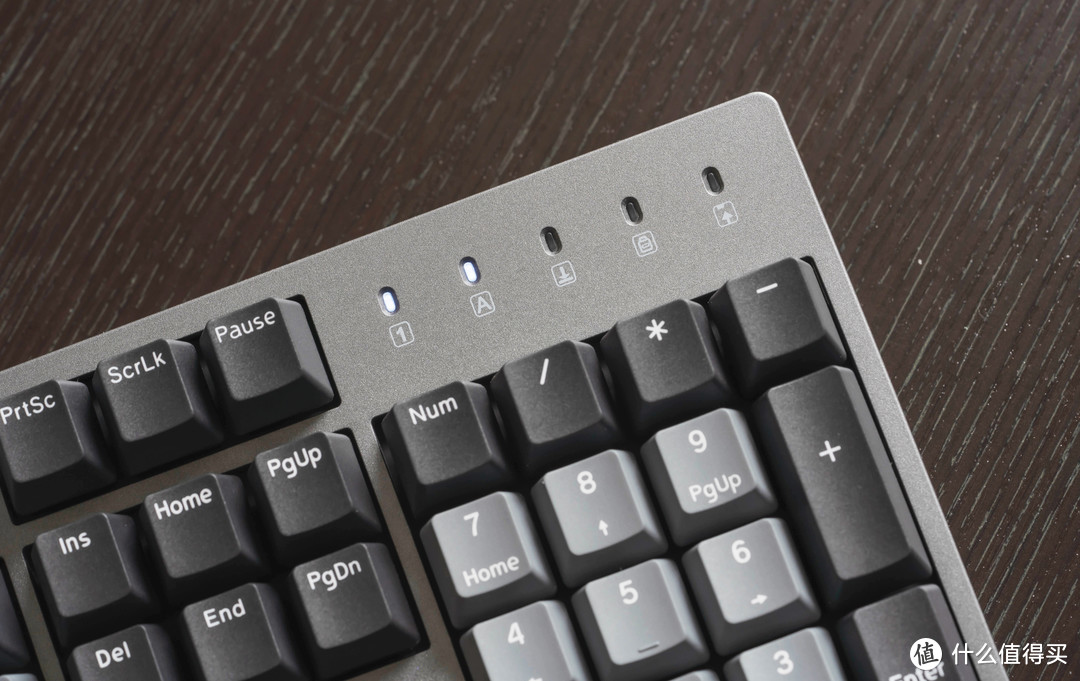 蓝色指示灯位于键盘的左上角，清晰简洁。