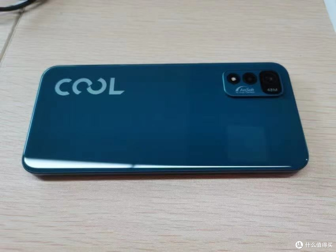 现在很多百元机90%以上都是采用廉价的塑料后盖,然而,酷派cool20跟你