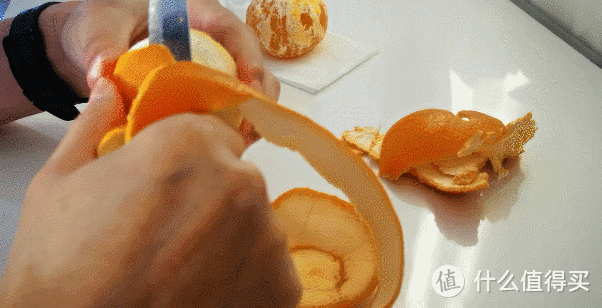 橙子剥皮还是用工具更加方便