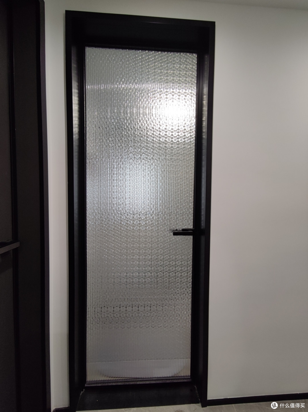 洗手池设在卫生间外面灰色木门是老人房的卧室门,玻璃门是一楼公卫.