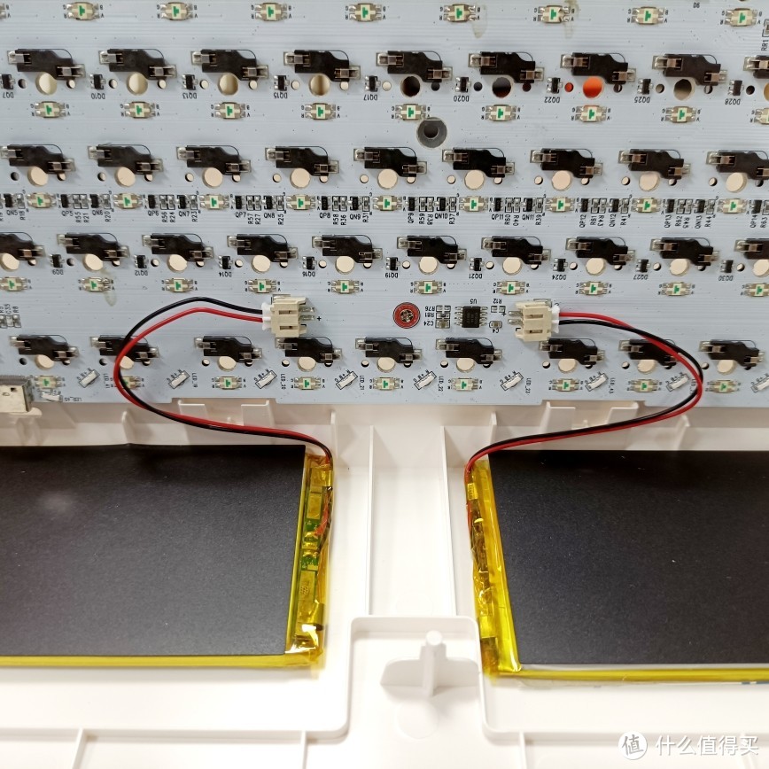 拿起定位板和PCB，底部有线与电池连接，小心