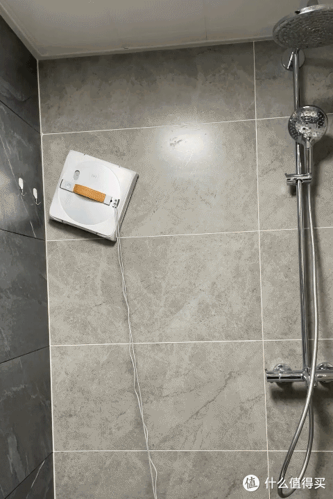 冬天玻璃又脏又难擦，用擦窗机器人作业是什么体验，科沃斯W1 PRO评测