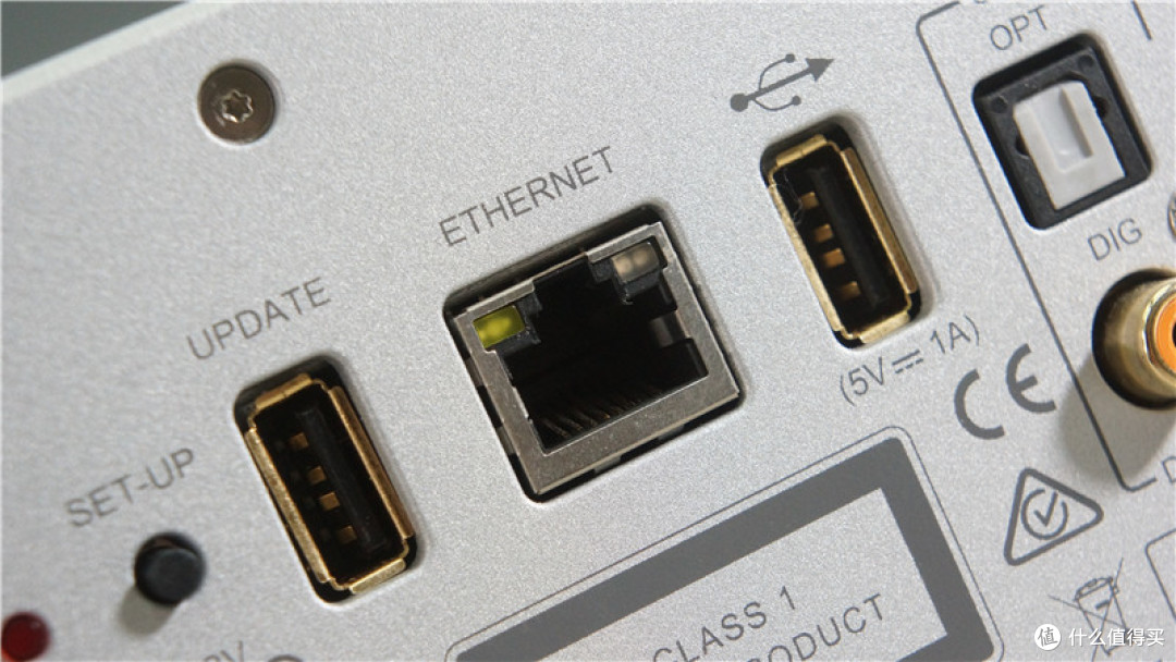 背板上有两个usb type-a接口,一个用于软件升级,另一个用于读取usb