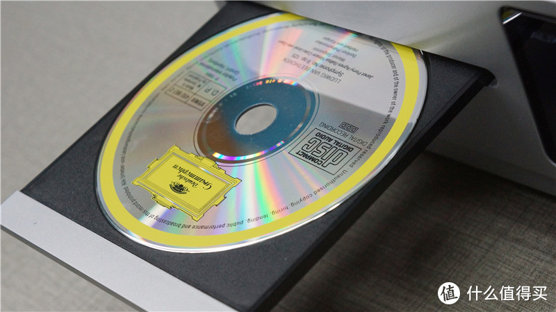 Omnia自带光驱，可以播放CD唱片