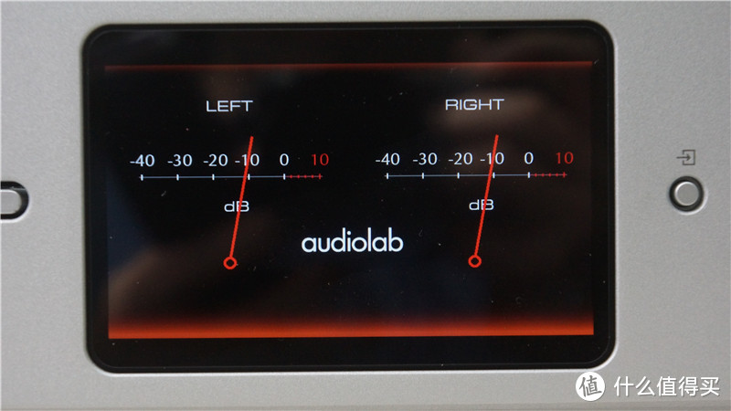 Omnia的显示屏提供4种显示模式，其中，“数字式功率表”和“指针式功率表”两种模式随着音乐起伏而摆动