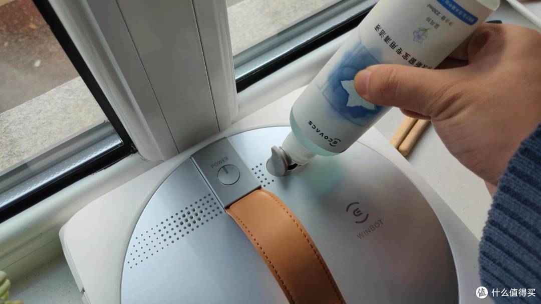 冬天玻璃又脏又难擦，用擦窗机器人作业是什么体验，科沃斯W1 PRO评测