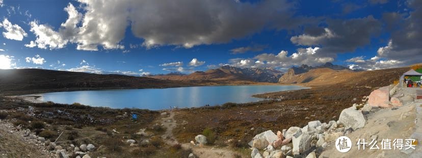 姊妹湖的全景，站在湖边除了震撼，没有别的词语了