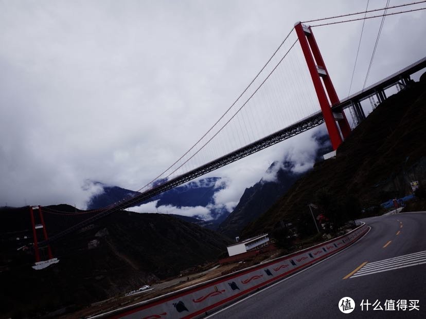 这个大桥，大家应该都认识吧，川藏线上第一桥