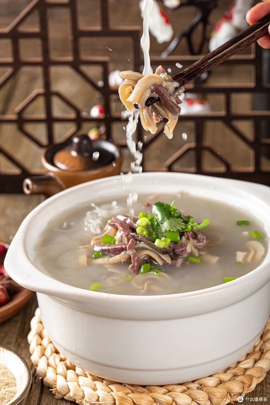 寒冷的冬季不妨来一碗热乎的羊杂碎汤 08图虫创意