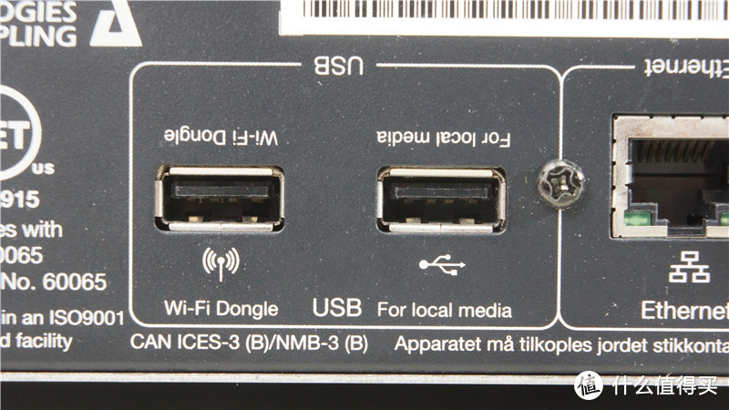 另外两个USB接口，左边是连接WI-FI模块，右边是连接USB存储设备