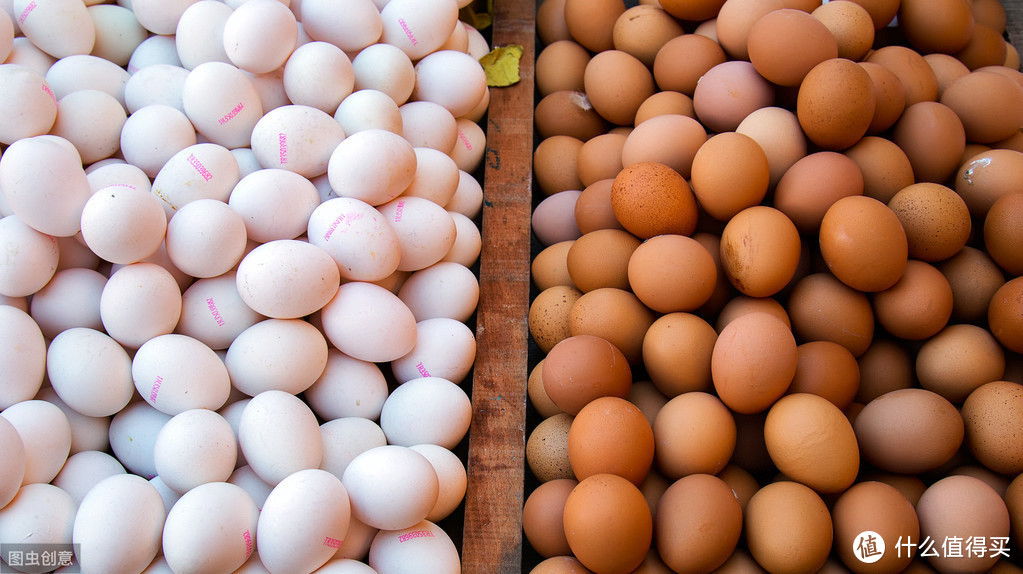 买鸡蛋时，选红皮蛋还是白皮蛋？养鸡场大妈：记住这几点，准没错