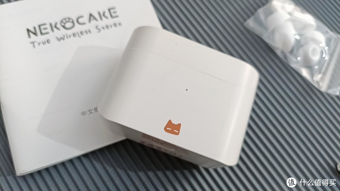 水月雨猫饼NEKOCAKE真无线耳机上手评测：虚拟形象外观加持，动圈带来好音质