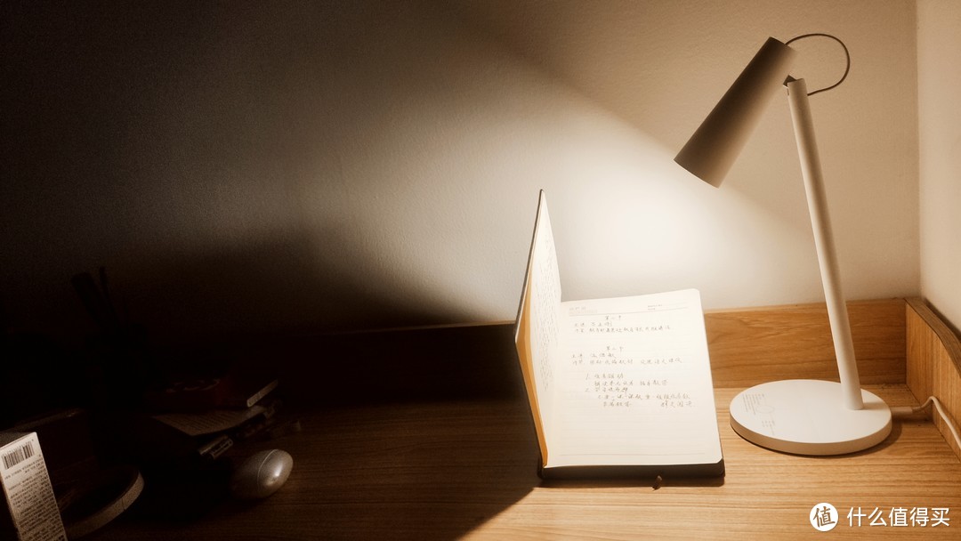 台灯的中档暖黄色灯光，可以为你提供一个温馨的阅读空间。