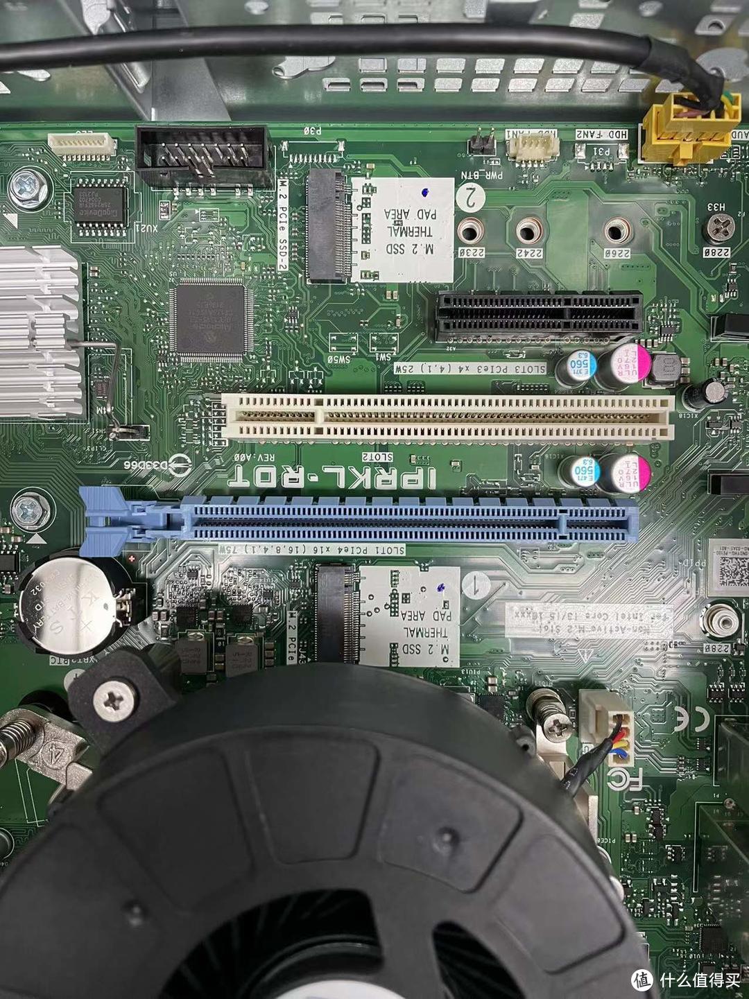一共三个PCI-E，一个全高PCI-E 3.0×16插槽，一个全高PCI-32（传统）插槽，一个全高PCI-E 3.0×4插槽