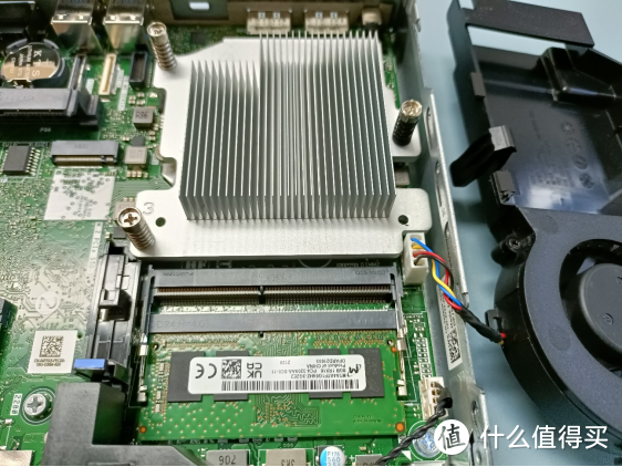     内存插槽有2个，目前的标准配置是单根8G DDR4 3200MT/s，对于有需要大内存的同学来说，可以单独定制自己需要的内存配置；