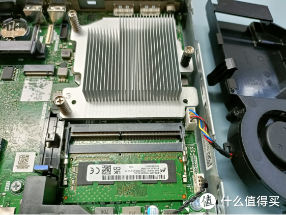 內存插槽有2個,目前的標準配置是單根8g ddr4 3200mt/s,對於有需要大