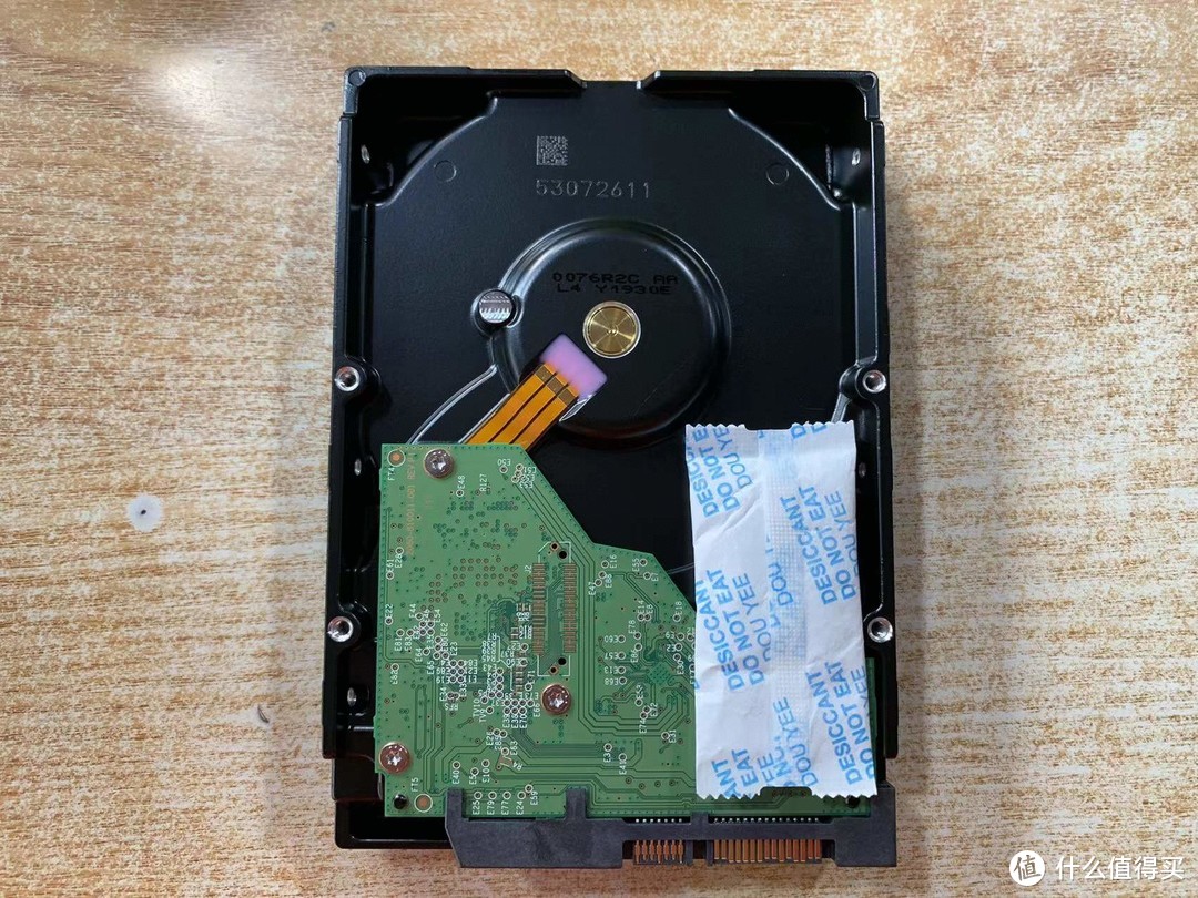 硬盘打开包装以后里面的干燥剂和裸露的硬盘，硬盘比较厚实，很重，在PDD并没有买到空壳。