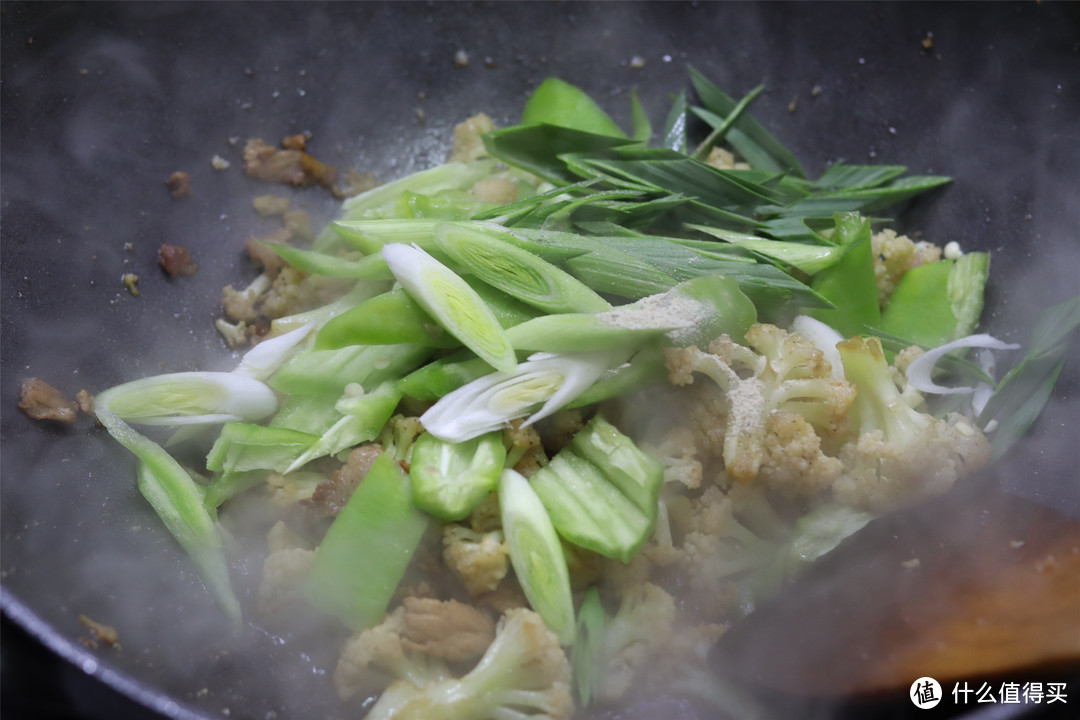 不辣的“干锅花菜”怎么做？学会一招，花菜脆嫩有味，孩子吃不够