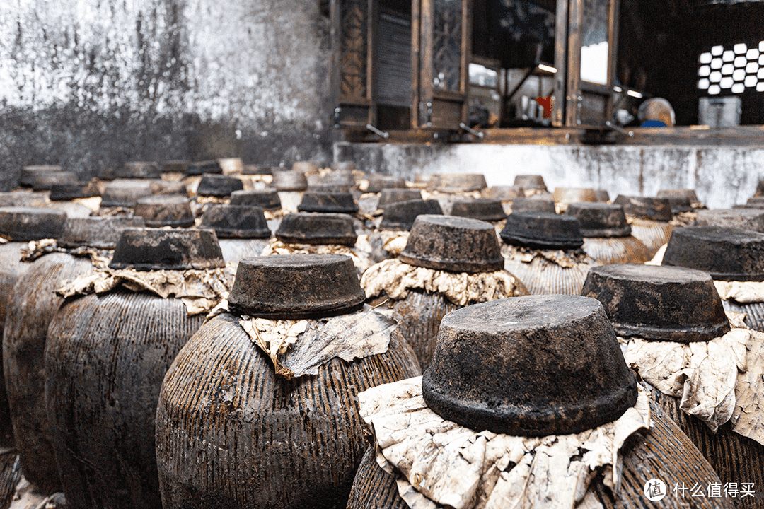 封坛完成后露天发酵的黄酒酒坛 08图虫创意