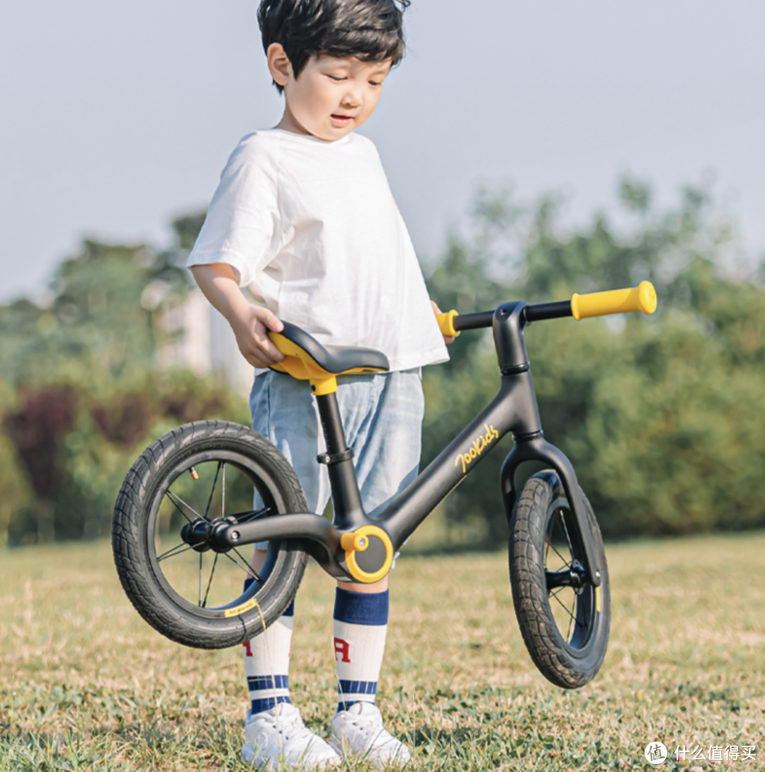 学骑自行车并不难，看孩子迎着风驰骋中长大