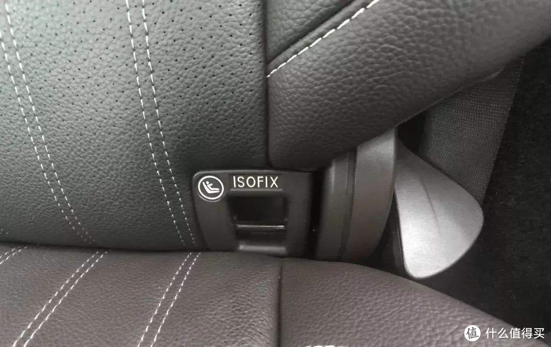 部分ISOFIX直接裸露在外，还有一些车的接口藏在座椅皮子后面