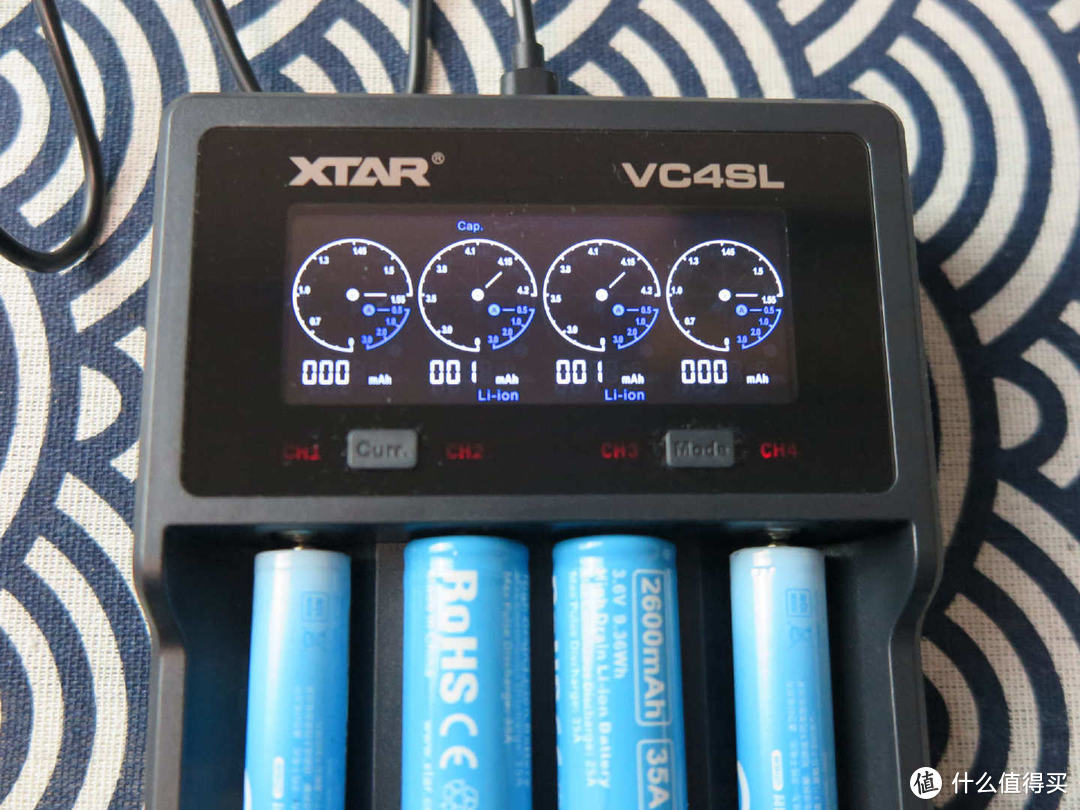 超全功能 高清大屏 快速充电 XTAR VC4SL充电器 上手体验