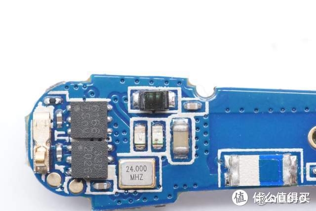 黑白潮流撞色设计，数字电量显示，爱奇艺i71 IQD30 Pro真无线耳机拆解报告