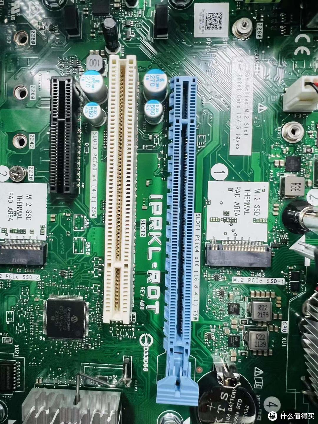 这是两个Pcie的插槽，一个PCIE*16一个PCIE*4的，白色的是PCI。