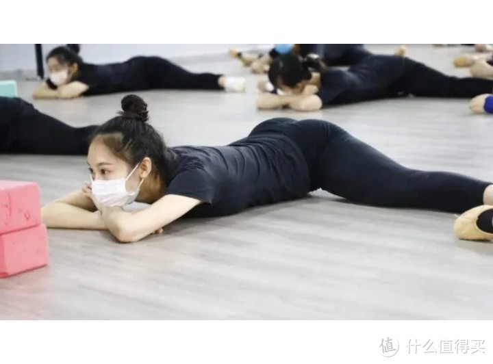 悲剧！女童练舞蹈“下腰”致残疾，家长应注意.........