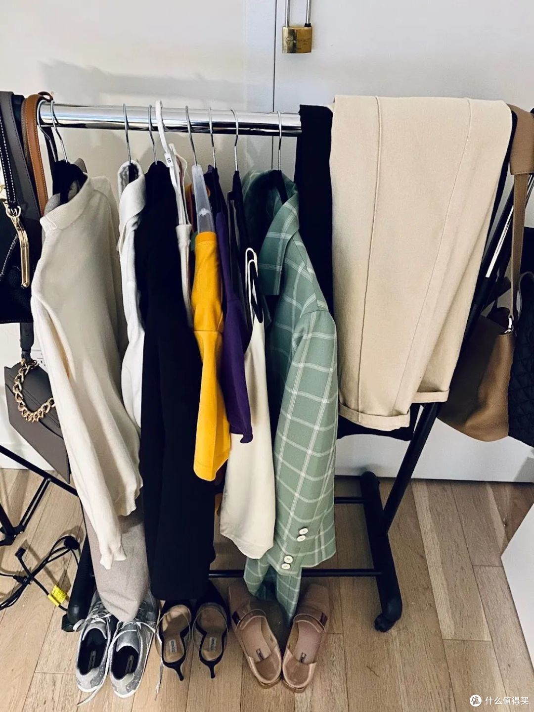 ▲ 去年我靠一个大衣架，苦苦撑了一年，本来小小的家就显得更拥挤不堪了～