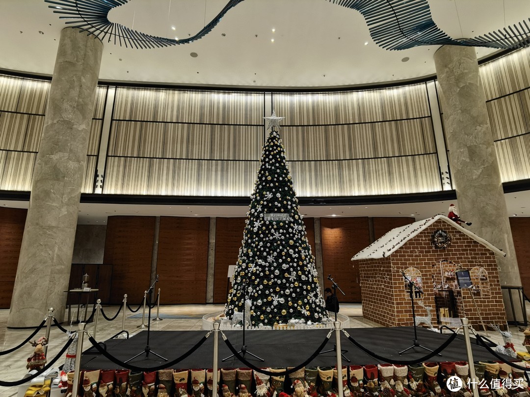 一棵装饰好的巨大圣诞树和舞台