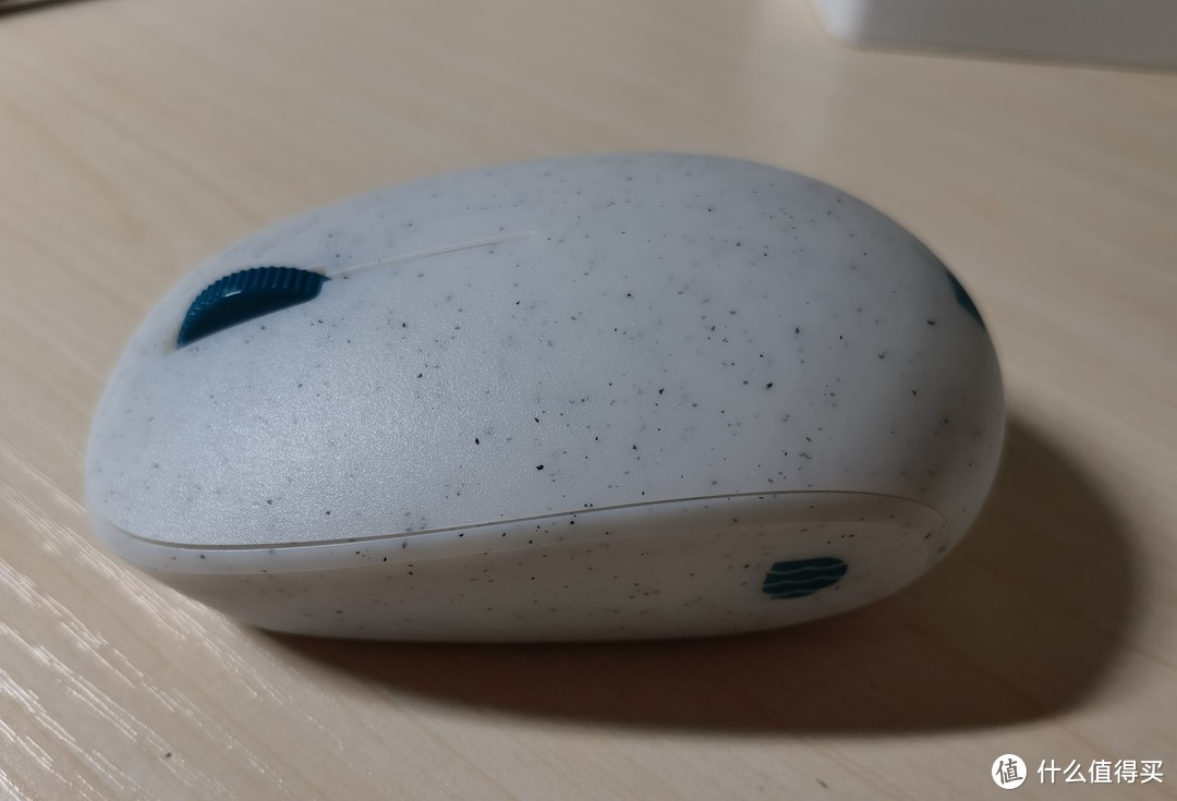 可以看到鼠标是有类似磨砂的触感，这个颜色叫海贝蓝