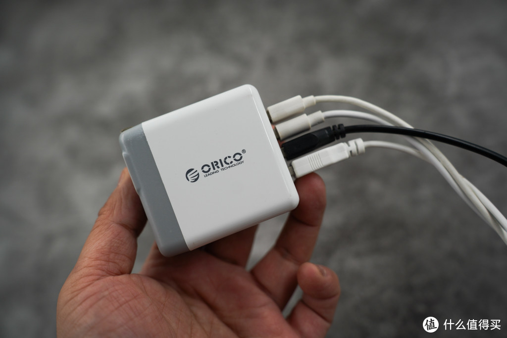 一个充电器当4个用：ORICO 100W氮化镓4口充电器评测