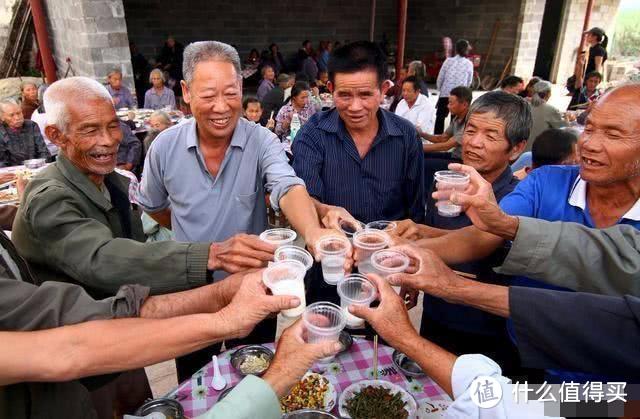 亲戚来家做客，大哥敬酒却被拒绝，直言说“喝不起”