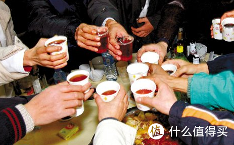 亲戚来家做客，大哥敬酒却被拒绝，直言说“喝不起”